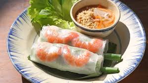 ベトナムの生春巻（Gỏi Cuốn）は、新鮮な野菜、エビや豚肉をライスペーパーで包んだ軽食です。ピリ辛のタレと一緒に食べ、さっぱりとした味わいが特徴です。