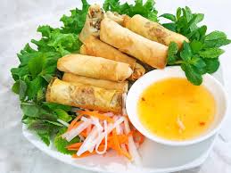 ベトナムの揚げ春巻（Chả Giò）は、豚肉やエビ、野菜をライスペーパーで包み、カリッと揚げた人気の料理です。外はサクサク、中はジューシーで、甘辛いタレと一緒に楽しみます。