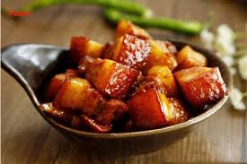 ベトナムの肉の煮込み（肉の煮込み）は、豚肉や牛肉を使った深い味わいのある料理です。香辛料とともに長時間煮込むことで、肉が柔らかく、スパイシーで甘みのある味が広がります。