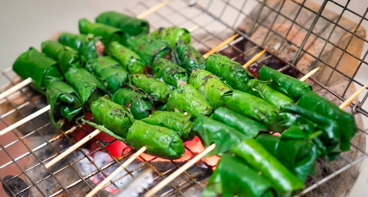 ベトナムのタッパー焼肉（Thịt Nướng）は、香ばしく焼いた豚肉や牛肉を使った料理で、香草と一緒にご飯や麺と食べます。タレが効いた味わいが特徴で、ビールとの相性も抜群です。